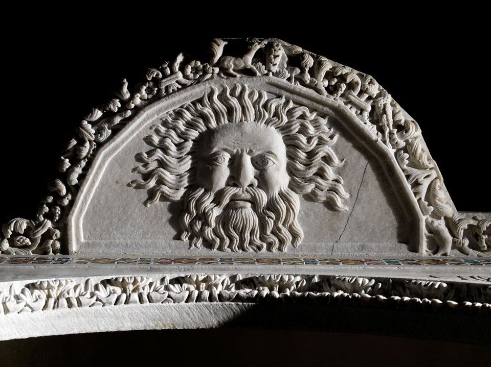 Grande testa virile raffigurata sotto la sporgenza semicircolare della cassa